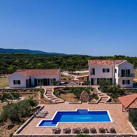 In Mit Privatem Pool Holiday home